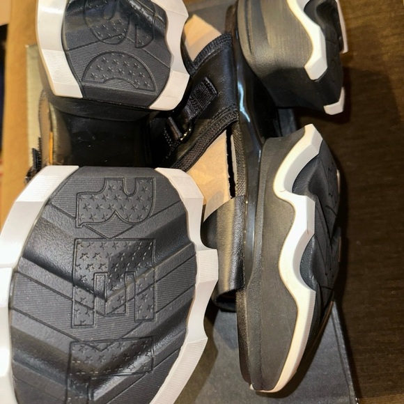 SOLD! Sorel kinetic impact sandal - Picture 3 of 7